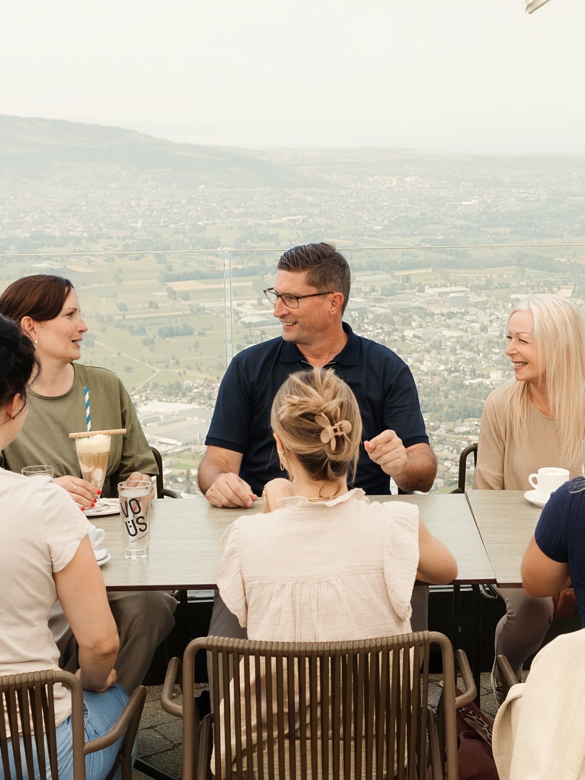 Mittagsrunden auf der Panorama-Terrasse mit Blick übers Rheintal